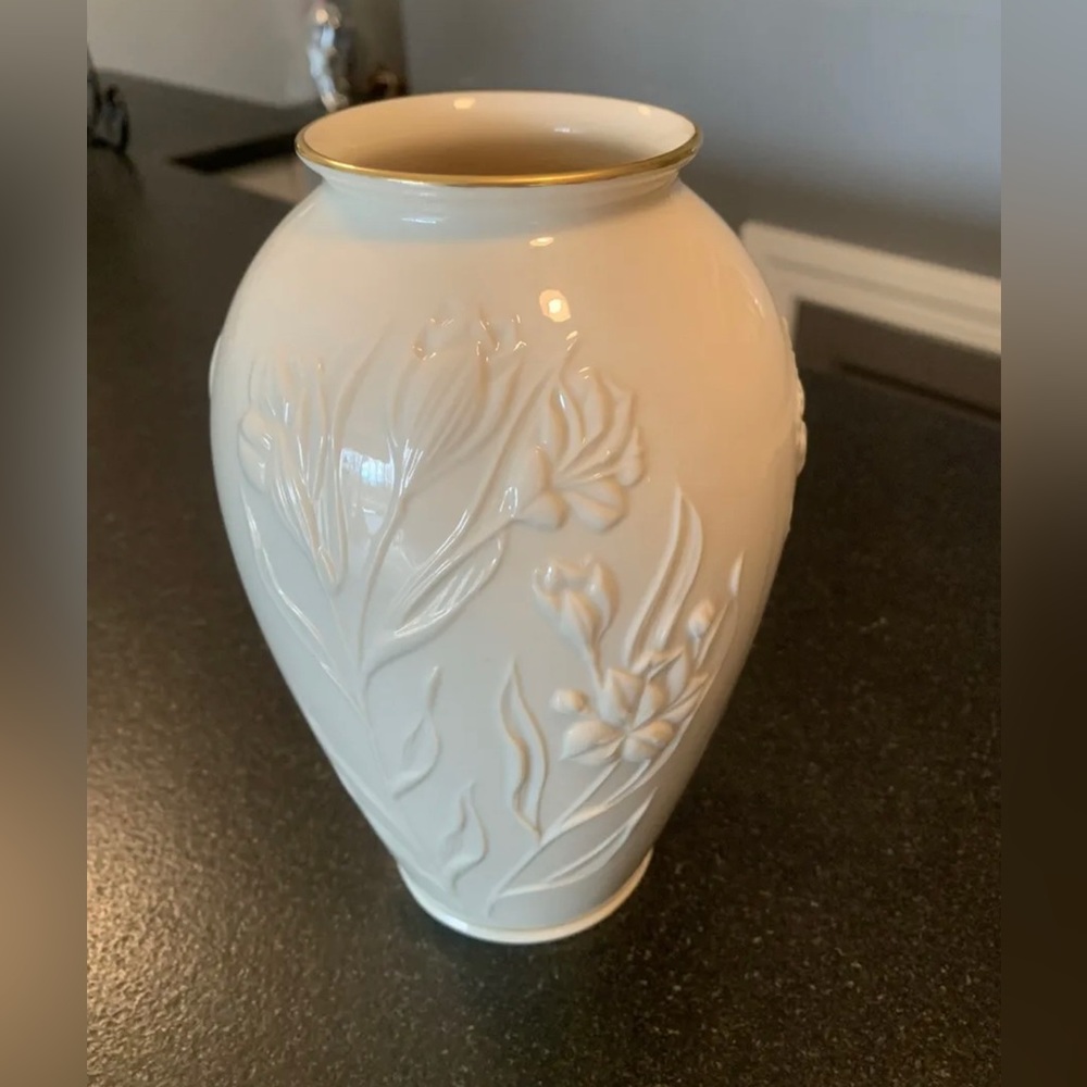 Lenox Medium Masterpiece Porcelain Vase w/ 24kt Gold Trim Made in USA 8”…
